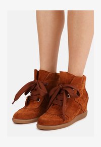 Neselectat, caramel/gum