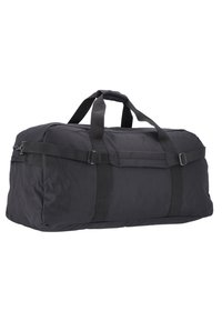 Černá sportovní taška vyrobená z odolné látky, obsahující dva pevné úchyty a nastavitelné popruhy. Hladký povrch s obdélníkovým tvarem.
