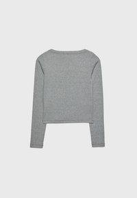 Grijze lange mouw top met een ronde halslijn en een aansluitend ontwerp. Gemaakt van zachte stof, met minimale stiksels en een verkorte lengte.