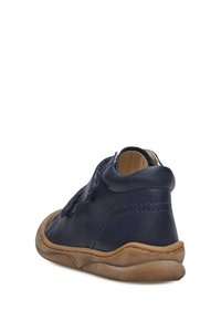 Scarpa alta in pelle blu navy con design testurizzato, chiusura a strappo in Velcro e suola in gomma flessibile caratterizzata da un motivo rigato.
