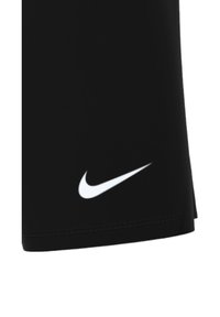 Schwarze Nike-Shorts aus glattem Stoff, mit einem weißen Swoosh-Logo nahe dem Saum. Einfaches Design, knielanger Schnitt, keine zusätzlichen Muster.