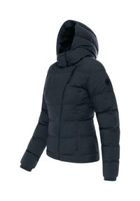 Donkerblauwe pufferjack met een hoge kraag, ritssluiting en geribbelde manchetten. Bevat geborduurde panelen en een ronde logodetail op de mouw.