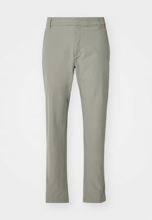 Pantaloni drept, gri deschis, confecționați dintr-un material neted și ușor. Prezintă un față plată și un accent discret cu logo pe talie.