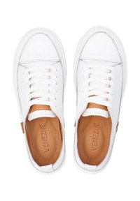 Hvide lædersneakers med en struktureret overflade, der har brune accenter, hvide snørebånd og en gummisål. Mærkelig logo er synligt indeni.