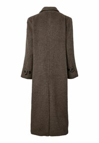 Abrigo de lana marrón, de longitud media, con corte recto, mangas anchas y detalles de botones delanteros en los puños. Textura suave, diseño minimalista.