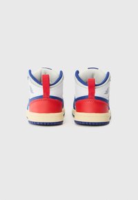 Zapatillas altas con una combinación de colores blanco, rojo y azul, que cuentan con un cuello acolchado, materiales texturizados y una suela de goma.
