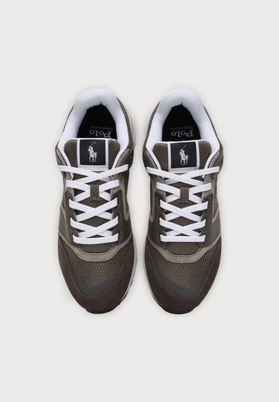 Ζευγάρι καφέ και γκρι sneakers Polo Ralph Lauren με λευκά κορδόνια, από ψηλά σε ανοιχτό φόντο.