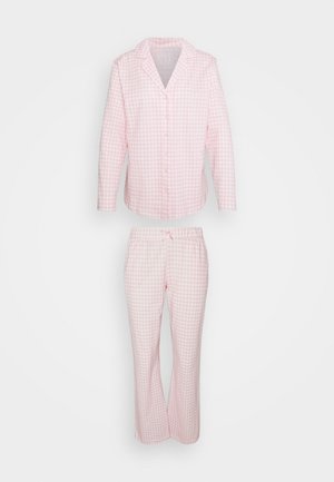 Lyserød gingham to-dels pyjamas sæt med en knap-op langærmet top og bukser med elastisk talje og afslappet pasform.