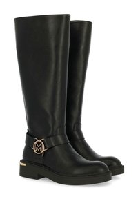 Botas de cuero negras hasta la rodilla con puntera redonda, tacón plano y una correa decorativa con un acento metálico en el logo. Textura lisa.