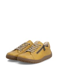 Paire de chaussures décontractées en cuir jaune avec lacets gris et fermeture éclair latérale, avec semelles en caoutchouc marron texturées.