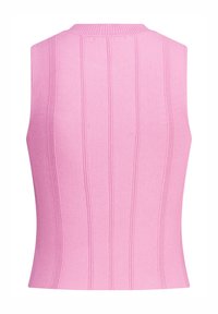 Hihaton neulepaita vaaleanpunaisena, jossa on pystysuora ribbikuviointi ja korkea kaulus. Takapuolelta näkyy sileät viimeistelyt ja siistit linjat.