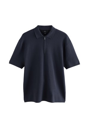 Marineblauw poloshirt met korte mouwen, gemaakt van zachte stof, voorzien van een geribbelde kraag en een halvezip voor eenvoudig aantrekken.