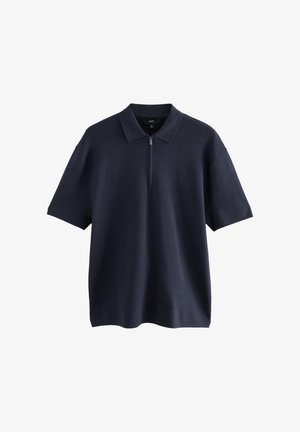 Polo a maniche corte blu navy realizzata in tessuto morbido, con colletto a coste e chiusura a mezza cerniera per una facile vestibilità.