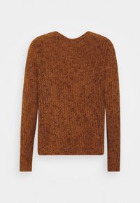 Pull marron à manches longues avec un motif tricoté texturé, col rond et coupe légèrement ample. Aucun accessoire ni matériel visible.