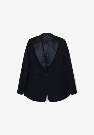 Blazer nero con rever in satin, due tasche frontali, chiusura a un bottone e texture in tessuto liscia. Etichetta con la scritta "CALLIOPE."