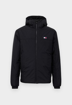 Schwarze Winterjacke mit Kapuze, Frontreißverschluss, elastischen Bündchen und kleinem rechteckigen Logo auf der linken Brust.