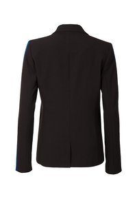 Blazer negro con un diseño estructurado, con acentos azules en las mangas y una abertura simple en la parte posterior. Textura de tela suave.