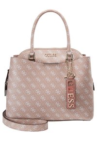 Beżowa torba na ramię z białym wzorem logo, podwójnymi uchwytami i odczepianym paskiem na ramię. Posiada zamek błyskawiczny oraz metalową zawieszkę z nazwą marki.