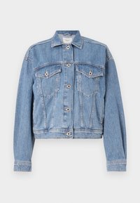 Giacca di denim blu chiaro con un design cropped, chiusura a bottoni e due tasche sul petto. Presenta righe verticali e colletto classico.