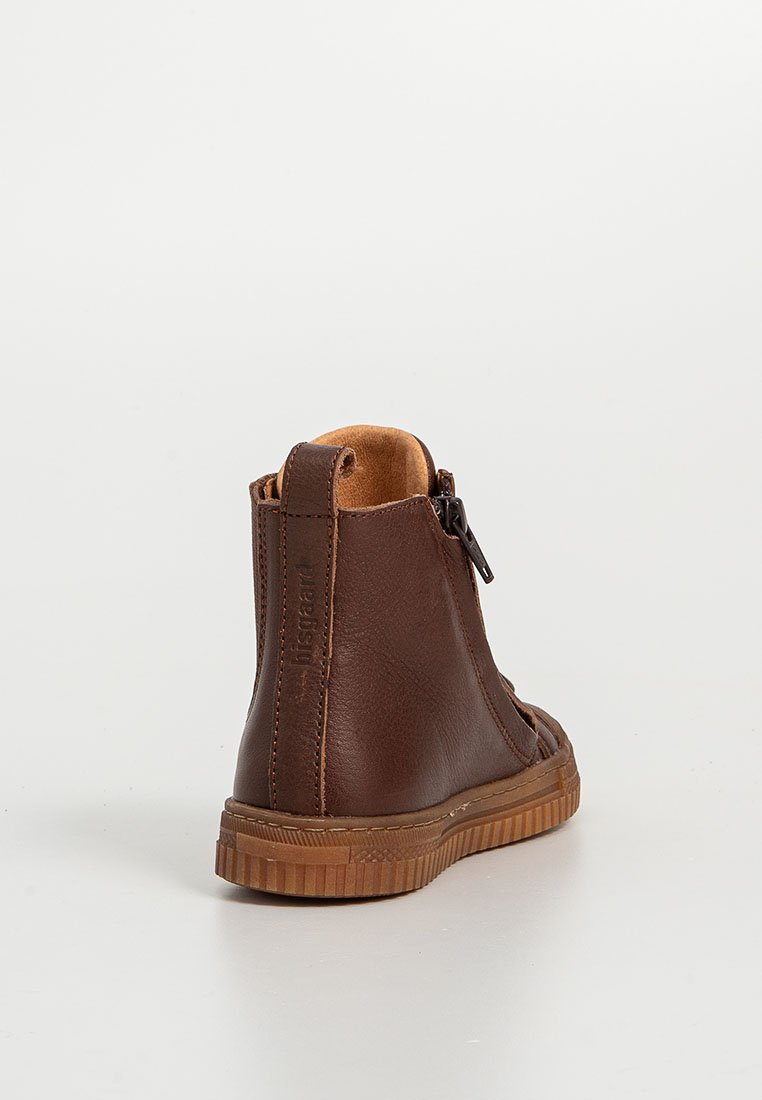 Brauner Leder-Ankle-Boot mit seitlichem Reißverschluss und Gummisohle, von hinten auf hellem, einfarbigen Hintergrund betrachtet.
