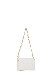 Borsa bianca trapuntata con forma rettangolare, dotata di una tracolla in catena dorata e una superficie testurizzata. Design compatto con accenti minimi.