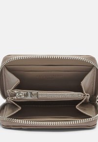 Portafoglio in pelle marrone con chiusura a zip, dotato di più scomparti per carte, una sezione con zip per monete e dettagli interni testurizzati.