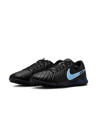 Svart treningessko med teksturert syntetisk overdel, blå Nike swoosh, snøring og såle med godt grep, designet for kunstgress.