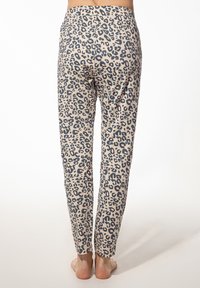 Leopardmuster, leichte Schlafanzughose mit weicher Textur, tapered Form und elastischem Bund, ausgestattet mit schwarzen und pinken Akzenten.