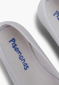 Bílé plátěné slip-on boty s hladkým povrchem. Interiér obsahuje modré značení "Pisamonas" na béžové stélce. Jednoduchý, zaoblený design.