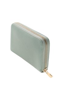 Jasnozielony portfel z teksturą, zapinany na zamek błyskawiczny z złotym suwakiem i ozdobioną metką, ustawiony pod kątem na białym tle.