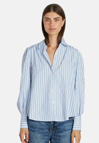 Blauw en wit gestreepte lange mouwen button-up shirt met brede mouwen en omgeslagen polsen, met subtiele textuur en lichtgewicht stof.
