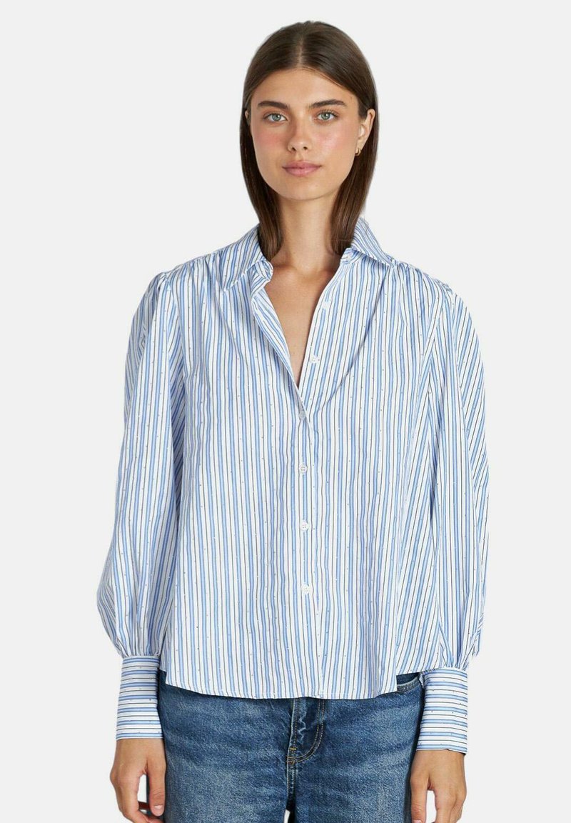 Blauw en wit gestreepte lange mouwen button-up shirt met brede mouwen en omgeslagen polsen, met subtiele textuur en lichtgewicht stof.