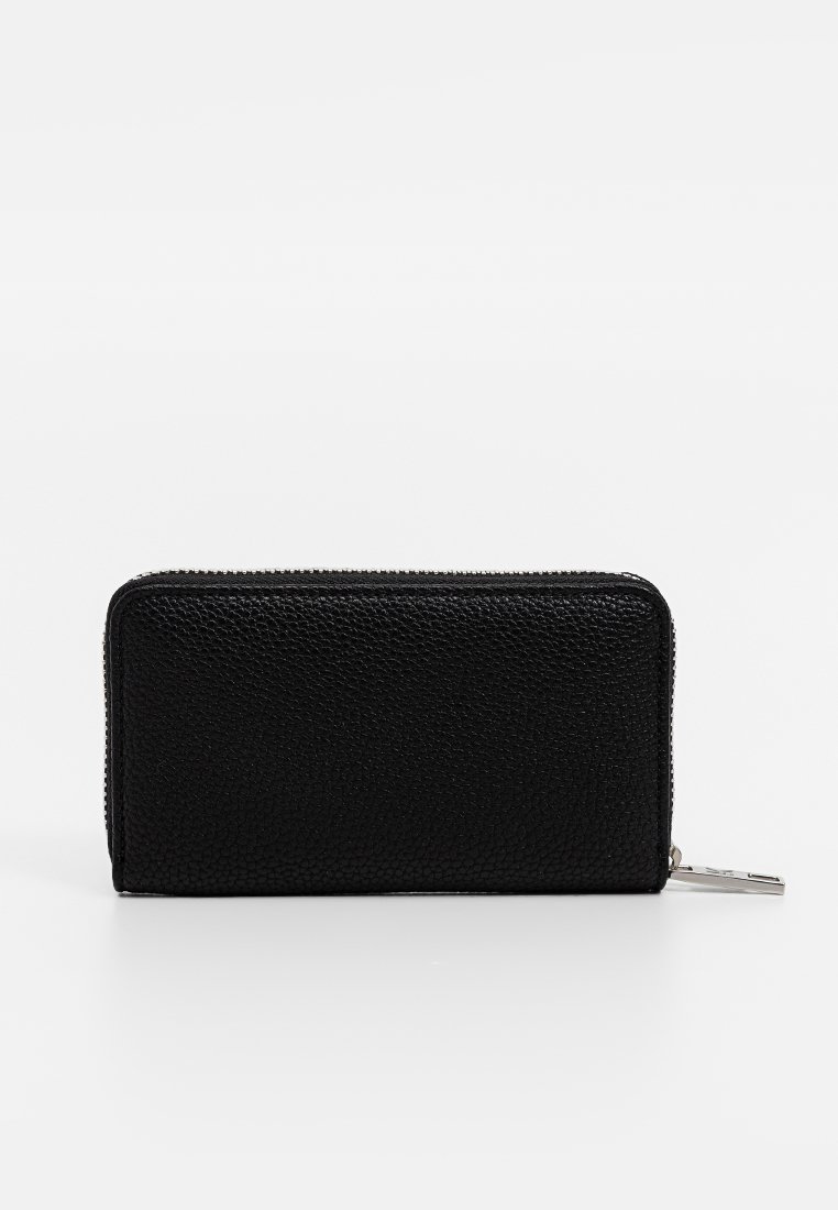 Cartera de cuero negro con un acabado texturizado, cierre de cremallera y herrajes en tono plateado. Forma rectangular sin patrones o acentos visibles.