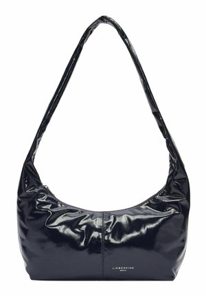 Borsa hobo in pelle verniciata nera con design morbido, texture soffice, chiusura con zip e dettaglio del logo in rilievo sul davanti.