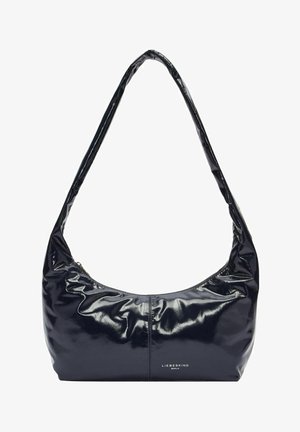 Zwarte lakleren hobo tas met een slouchy ontwerp, zachte textuur, ritsluiting en een reliëflogo op de voorkant.