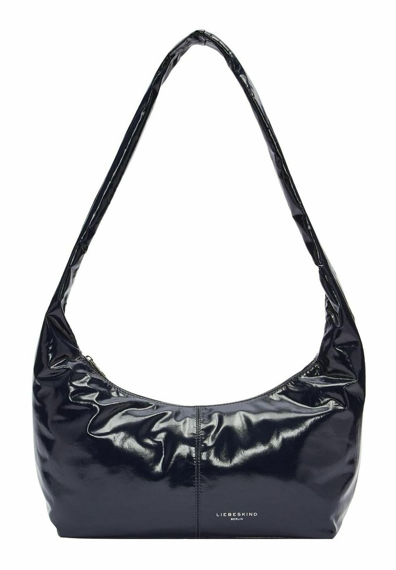 Czarna torebka hobo z lakierowanej skóry, o luźnym kroju, miękkiej teksturze, z zapięciem na zamek oraz wytłoczonym logo z przodu.