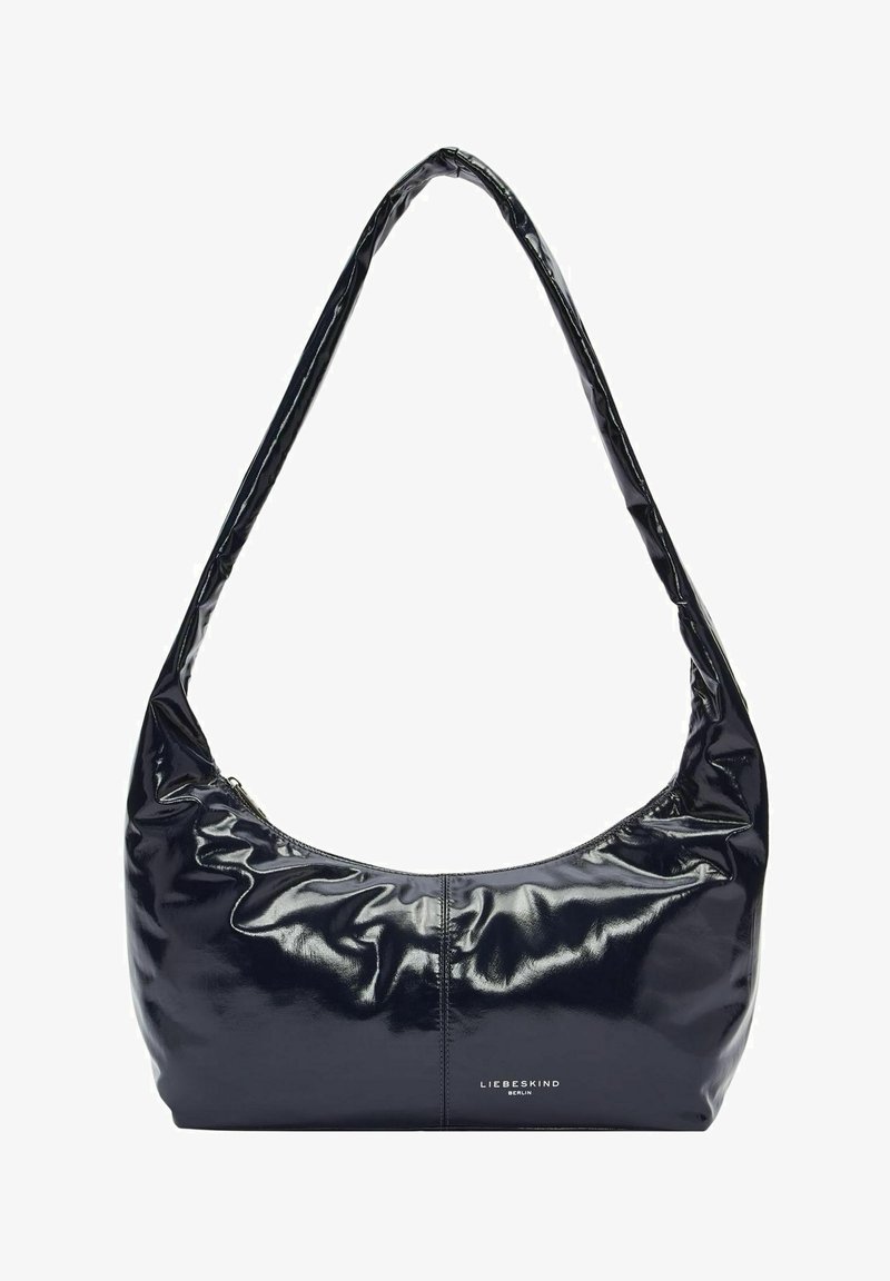 Czarna torebka hobo z lakierowanej skóry, o luźnym kroju, miękkiej teksturze, z zapięciem na zamek oraz wytłoczonym logo z przodu.