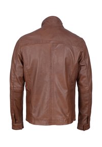 Giubbotto di pelle marrone con colletto alto, texture liscia e design aderente. Presenta maniche lunghe e dettagli di cucitura discreti.