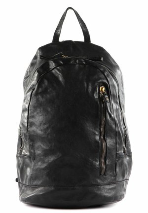 Zaino in pelle nera con forma arrotondata, dotato di manico superiore, due tasche con cerniera e una superficie liscia e strutturata.