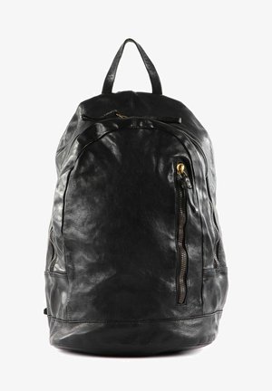 Zaino in pelle nera con forma arrotondata, dotato di manico superiore, due tasche con cerniera e una superficie liscia e strutturata.