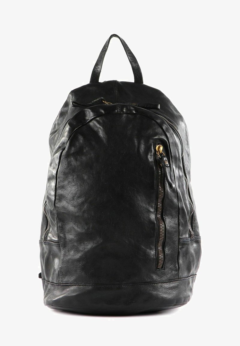 Mochila de piel negra con forma redondeada, que cuenta con un asa superior, dos bolsillos con cremallera y una superficie lisa y texturizada.