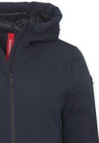 Giacca blu navy con frontale con zip, cappuccio e fodera interna rossa. Presenta una texture liscia e un dettagliato logo discreto sulla manica.
