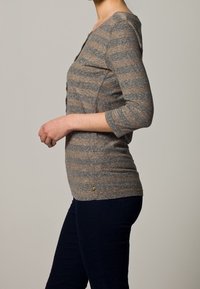 Maglietta a maniche lunghe a righe in grigio e taupe, con bottoni al collo e una silhouette aderente. Tessuto morbido con una leggera lucentezza.