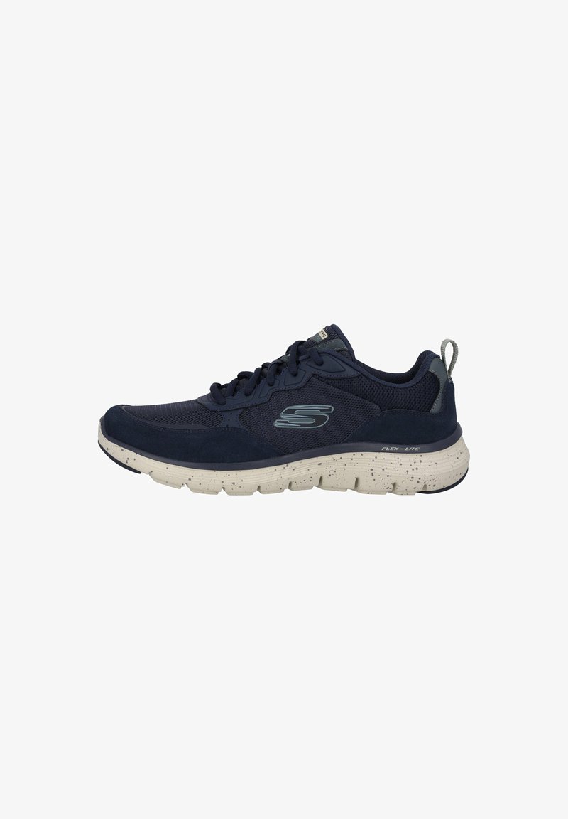 Scarpa sportiva navy con tomaia in rete e suede, suola spessa color crema con macchie nere, punta rotonda e lacci texturizzati. Logo 'S' sul lato.