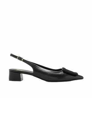 Chaussure slingback en cuir noir avec talon bloc bas, bout pointu et rabat décoratif sur le dessus, munie d'une bride réglable à boucle.