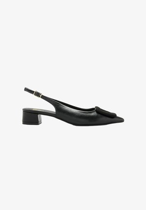 Mustast nahast slingback-king, madala ploki kontsaga, terava ninaga ja kaunistava klapiga peal, reguleeritava pandlaga rihmaga.