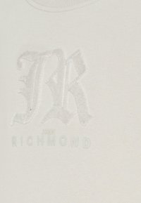 Hvid bomulds-sweatshirt med et præg af en lys grå "RJ" logo og subtil struktur, med teksten "JOHN RICHMOND" nedenfor.