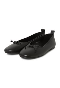 Ballerine in pelle nera con punta arrotondata, un piccolo dettaglio a fiocco e suola piatta. Texture liscia con design minimalista e cuciture a contrasto.