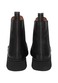 Stivali alla caviglia in pelle nera con cuciture rosse e grigie, suola rigata e linguetta posteriore, caratterizzati da un design elegante e affusolato.