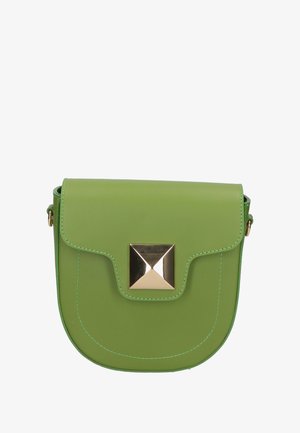 Borsa a tracolla verde in pelle sintetica con chiusura a patta, accentuata da una piramide dorata e dettagli di cucitura a contrasto. Forma arrotondata con tracolla.